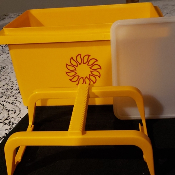 Tupperware Containers with Lids. - Picture 5 of 6